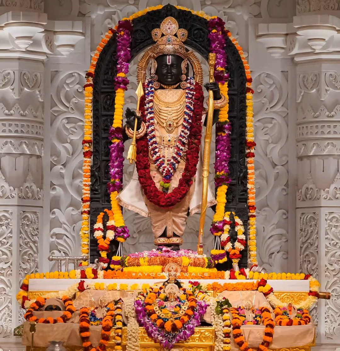 नीलाम्बुजश्यामलकोमलाङ्गं, सीतासमारोपितवामभागम।
पाणौ महासायकचारूचापं, नमामि रामं रघुवंशनाथम॥

ब्रह्ममुहूर्त में अगर “आंखें खुल गई हो” तो 
सबसे पहले “श्री रामलला” के श्री चरणों में प्रणाम करके दिन की मंगलमय शुरुआत करें।

जय श्री राम  🚩