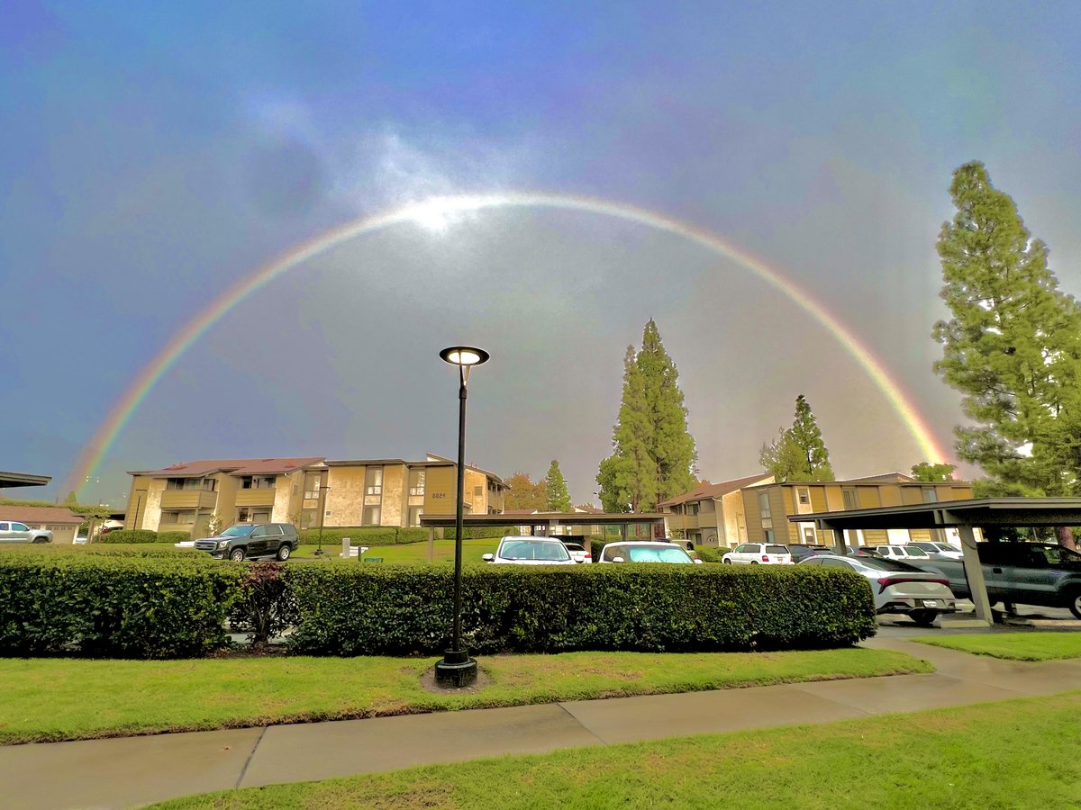 hellofunko's tweet image. 2 seconds of beautiful perfection! I was just in time to have caught it before it faded away 😍🥰🌈
#ranchocucamonga #socal #rainbows