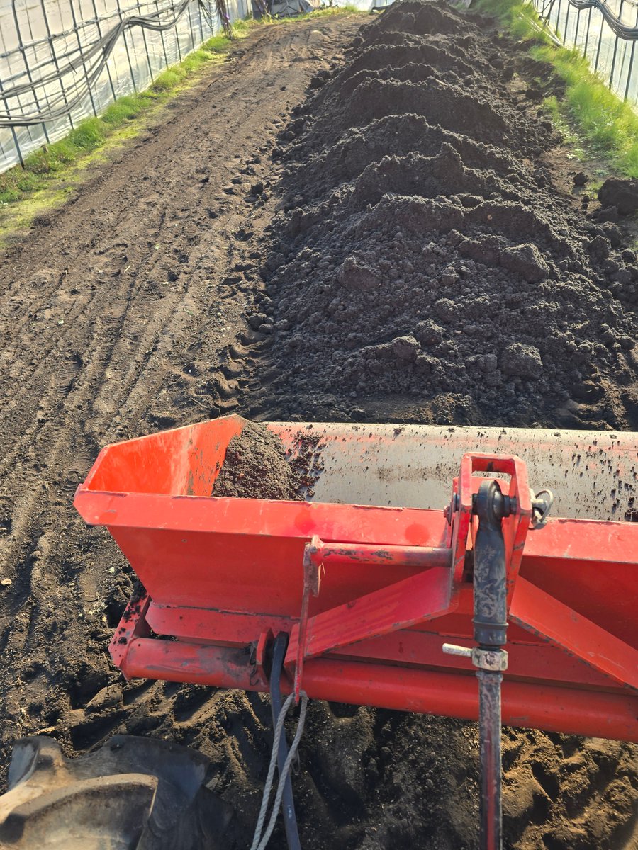 tomato_yoichi's tweet image. 皆様色々ありがとうございました
今回は何もかもが重なって無理だという判断になりました

今日は来年の床土16立米もハウス内に搬入しなきゃならないので残念ですが諦めます