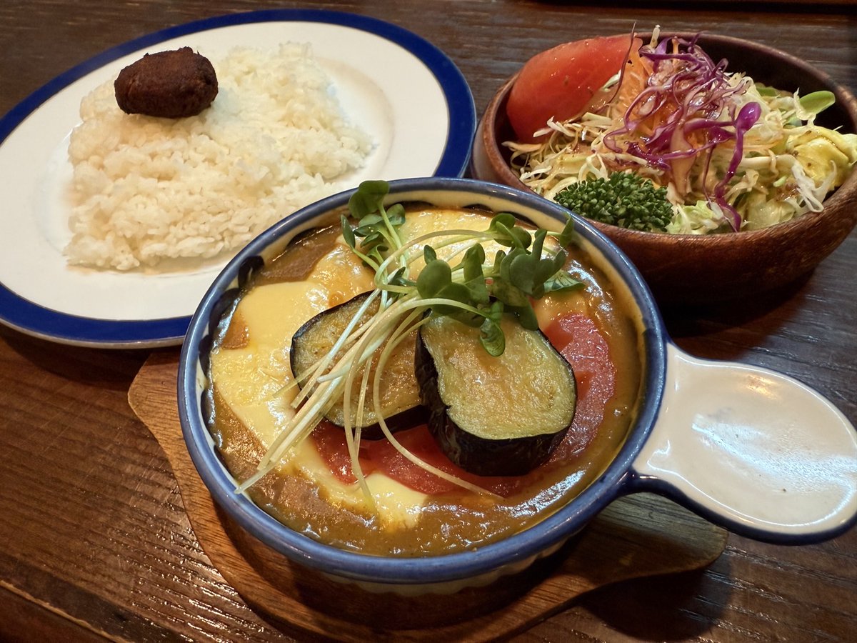 kareitei's tweet photo. おはようございます
華麗亭です
今日は晴れ上がり日射しが
暖かいですね☀
カレーもスパイシーカレーも良いけどインド人も好き🩷な日本のカレーも良いでしょ！
皆様のご来店お待ちしております🙇
＃華麗亭
＃カレー
＃欧風
＃スパイシー
＃秋田 https://t.co/oEJ6Dh4OJi