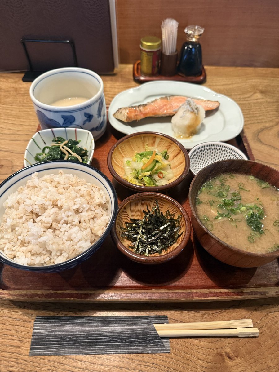 Business0606's tweet image. 朝から体が喜ぶ🇯🇵究極のヘルシー和定食！
この日の朝ごはんは、玄米と焼き鮭のゴールデンコンビ。
丁寧に作られたお味噌汁と、小鉢の和え物・お漬物がまた絶品です。こういうバランスの取れた食事をすると、本当に元気が出ますよね💪

#健康食 #玄米ごはん #和定食 #朝活 #美食