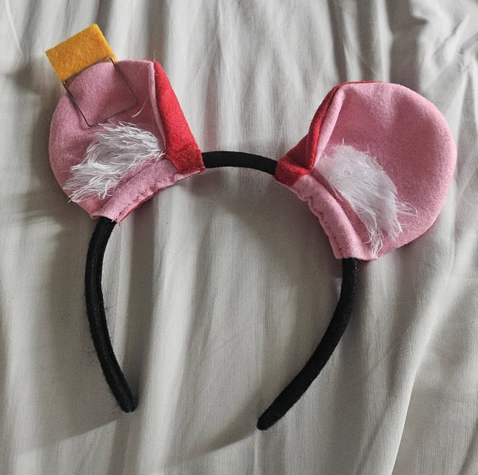 Forgot to mention but an Indo Brat gave me this pair of ear yesterday ! Didn't get to ask their name but thank youu ! I will wear it to future concerts