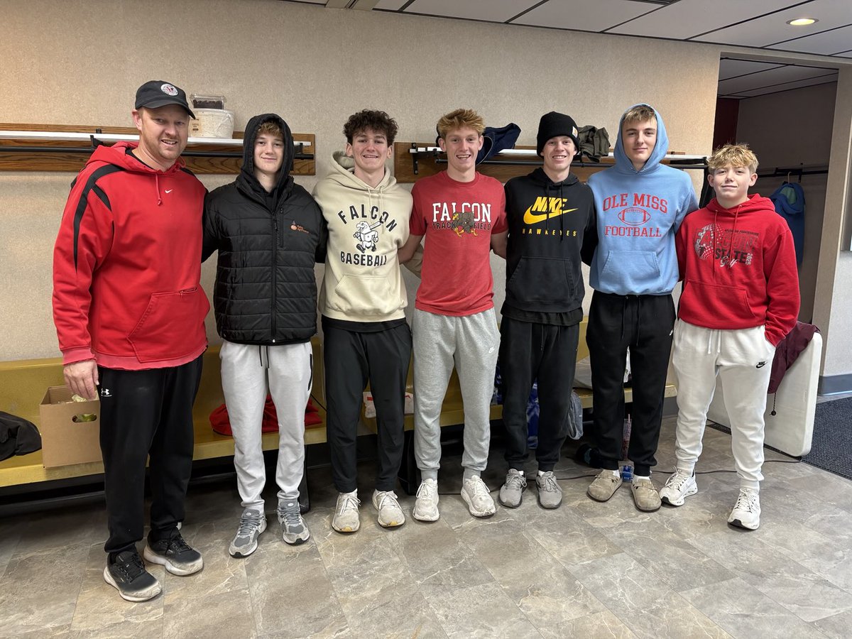 Good day of community service for our Achieve Scrimmage ⁦<a href="/IHSAA/">IHSAA</a>⁩.  Always good to serve our community and work the food pantry before Thanksgiving  new this year replaced the outside lights at the Historical home.  Well done fellas ⁦<a href="/APBoysHoops/">AP Boys Basketball</a>⁩ ⁦<a href="/APFalcons/">A-P Schools</a>⁩