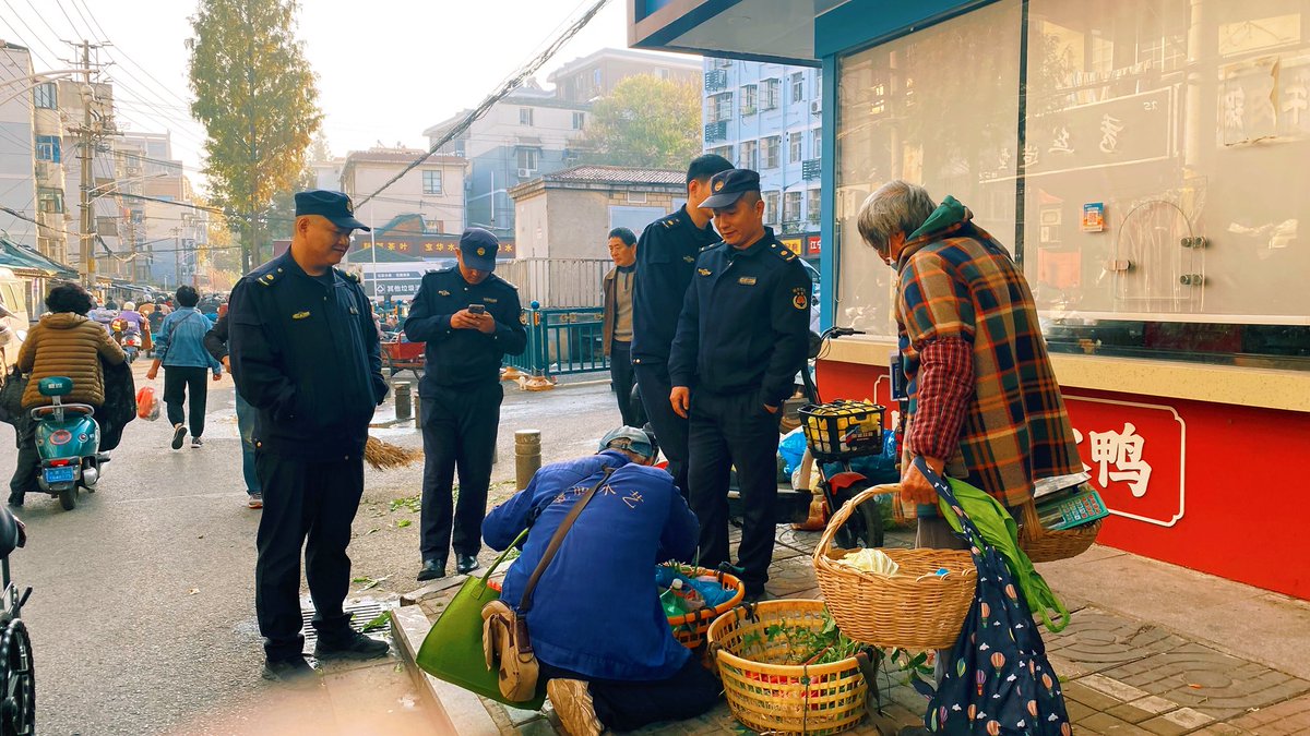 路边菜场
南京
今天是今年最后一天暖和的的，明天寒流来了。今天晴天🌞，22到12度。