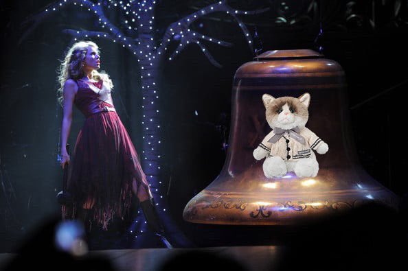 COME ON, COME ON, DON’T LEAVE ME LIKE THIS
I THOUGHT I HAD YOU FIGURED OUT
SOMETHING’S GONE TERRIBLY WRONG
YOU’RE ALL I WANTED
COME ON, COME ON, DON’T LEAVE ME LIKE THIS
I THOUGHT I HAD YOU FIGURED OUT
CAN’T BREATHE WHENEVER YOU’RE GONE
CAN’T TURN BACK NOW, I’M HAUNTED