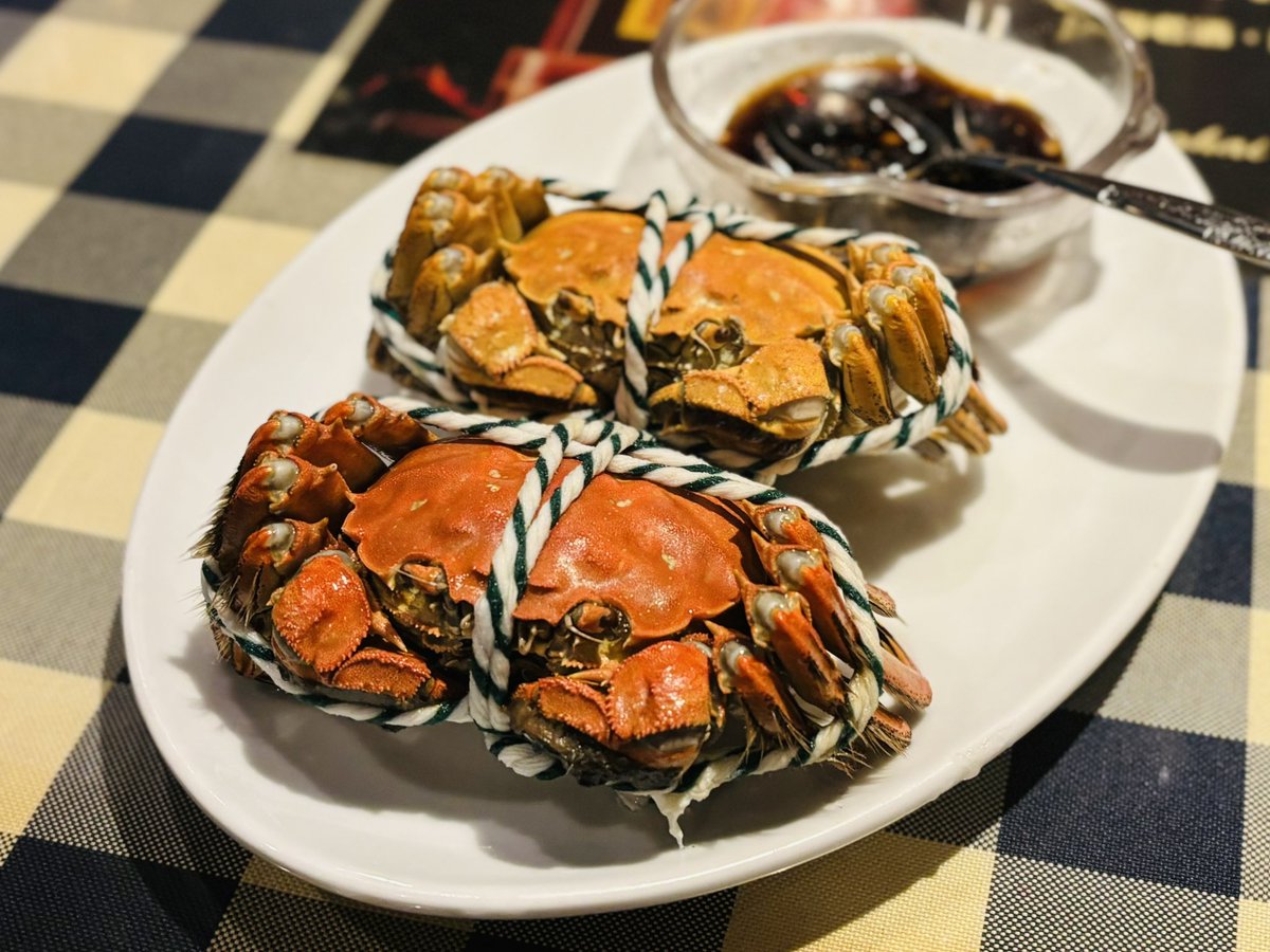 majyokkorei's tweet image. 今期初の上海蟹、産卵前のメス間に合った。卵がつまっていてえもいわれぬおいしさ。かつて、中国の酒飲みの詩人が蟹螯即金液「蟹のハサミは仙薬のような酒の肴」と詠った。蟹は酒と一緒に生まれてきたよな？上海蟹は高いけど(一杯2500円程)、紹興酒漬けも蒸しもどっちも行った方がいい。池袋 大沪邨