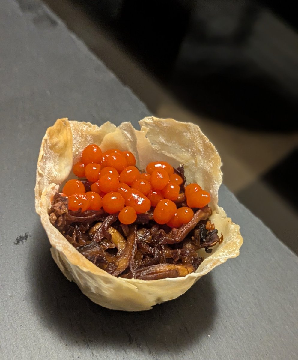 Canapé de hongo ostra king desmechado en masa filo y falso caviar de morrón asado. Alguito puedo cocinar.