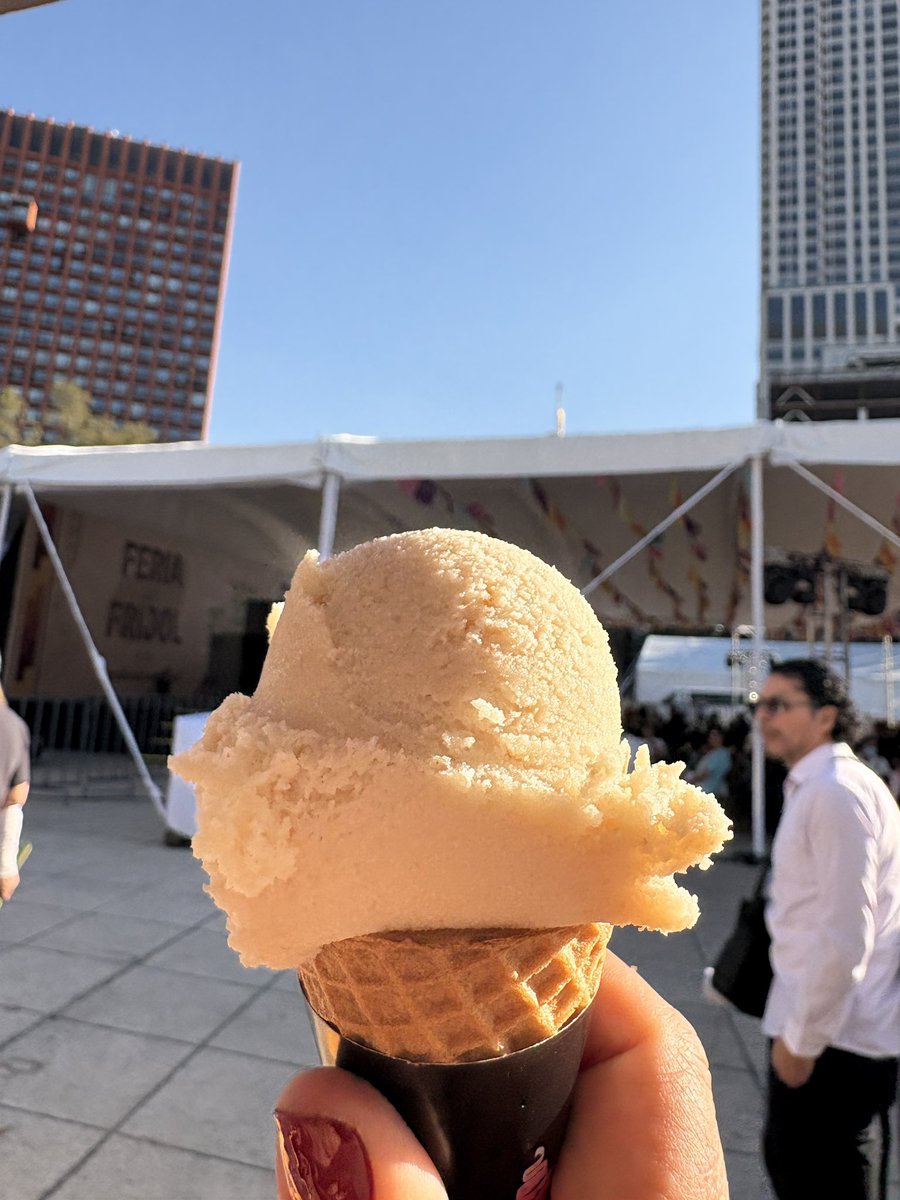 Hoy me encontré con mi querido chef Ramón Torres, a la cocinera de Xochimilco Nora Estrada y mi querida Lorena Tochtli en la Primera Feria del Frijol de <a href="/alimenbienestar/">Alimentación para el Bienestar</a> . ¡Hermoso evento! ¡Viva la milpa!