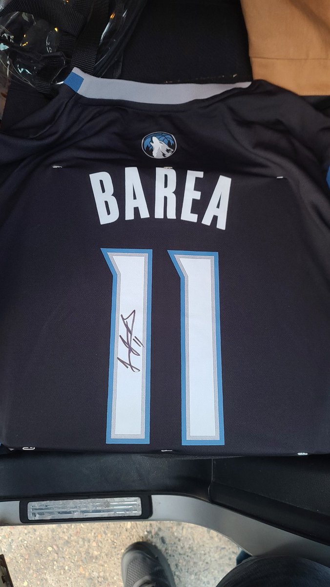 Garten_Dan's tweet image. I got my JJ Barea ( @jjbareapr ) jersey signed before the game tonight! Thank you, coach Barea!

It is hard to see, but he had a smile at the sight of his name and came right over.
Once a wolf, always a wolf. Much love, sir. 🐺❤️

@Timberwolves #timberwolves #WolvesBack