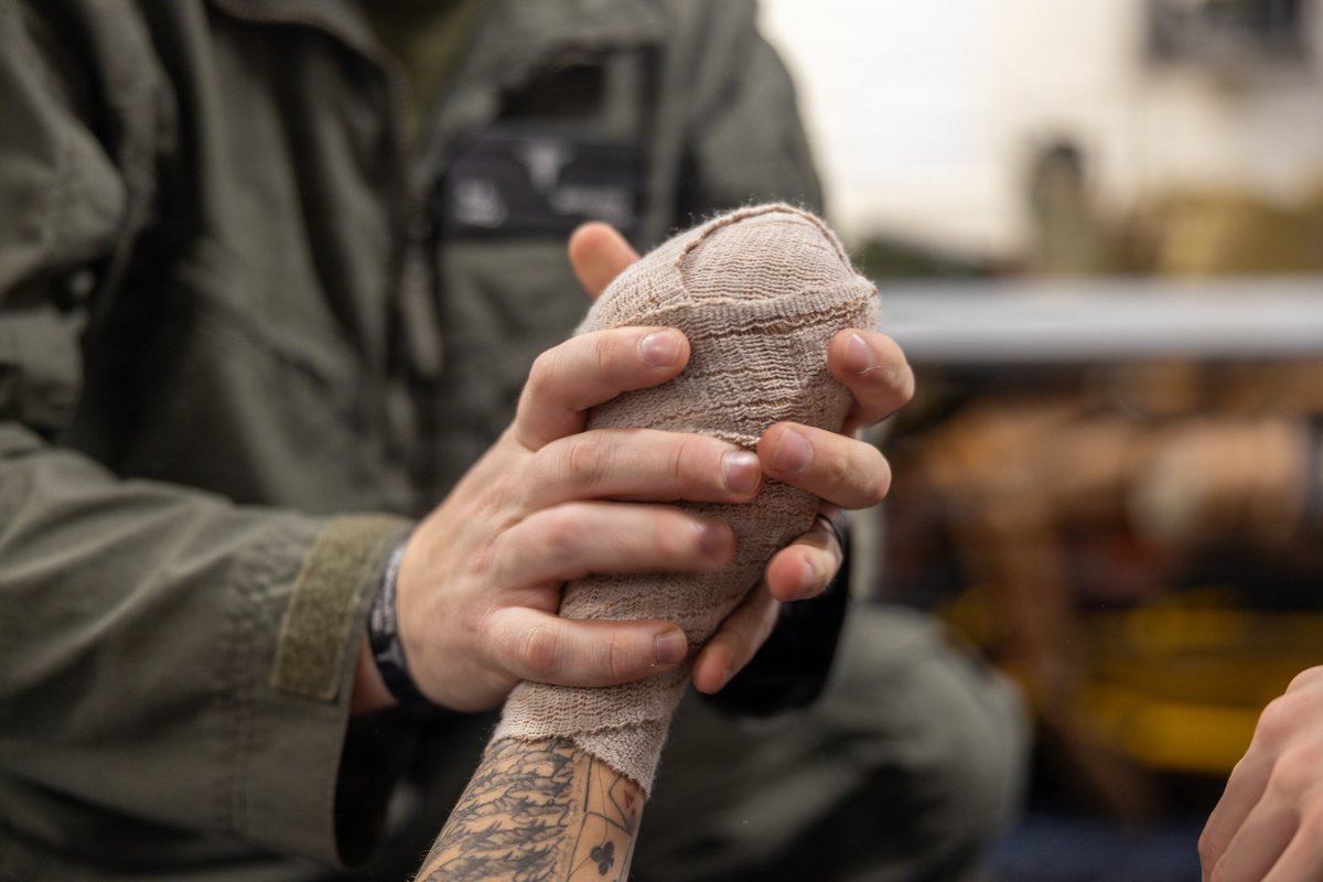 22nd_MEU's tweet image. 📍Caribbean Sea

#marines with Combat Logistics Battalion 26, 22nd Marine Expeditionary Unit (Special Operations Capable), conduct tactical combat casualty care training aboard the USS San Antonio, on Oct. 19, 2025.

@USMC 📸

@Southcom @DeptofWar