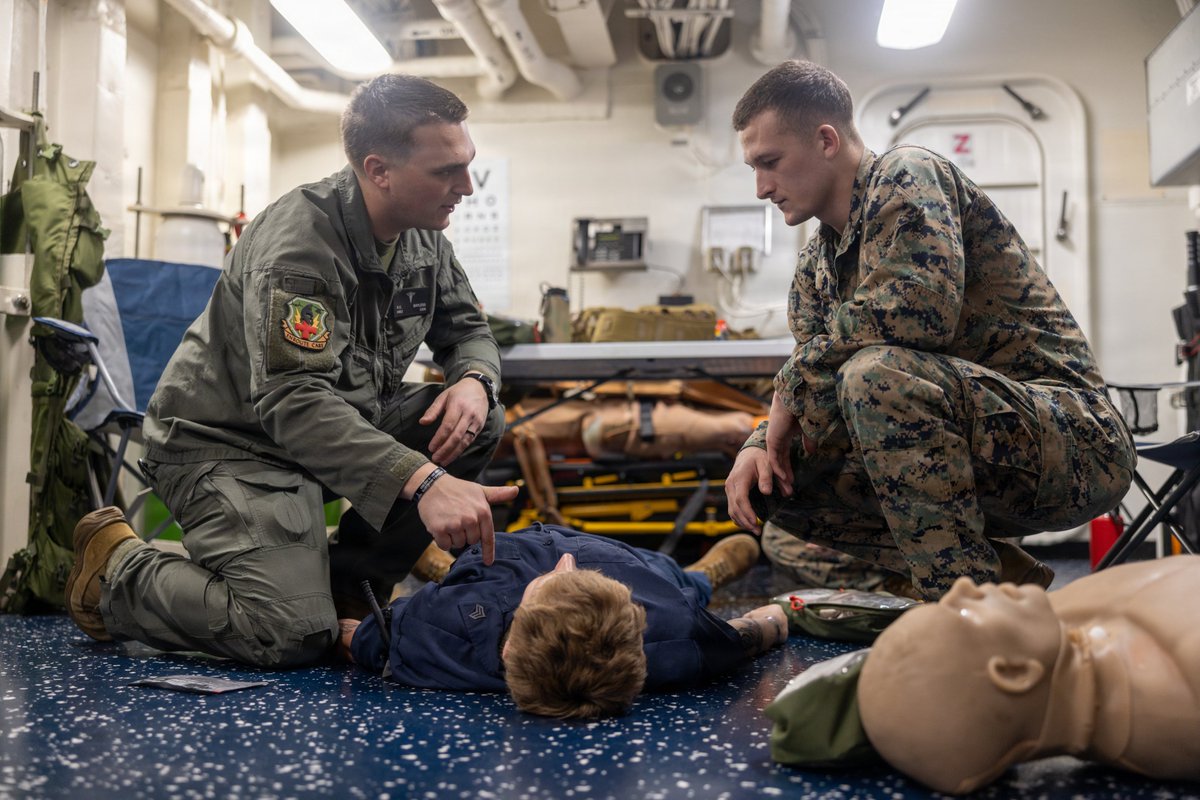 22nd_MEU's tweet image. 📍Caribbean Sea

#marines with Combat Logistics Battalion 26, 22nd Marine Expeditionary Unit (Special Operations Capable), conduct tactical combat casualty care training aboard the USS San Antonio, on Oct. 19, 2025.

@USMC 📸

@Southcom @DeptofWar