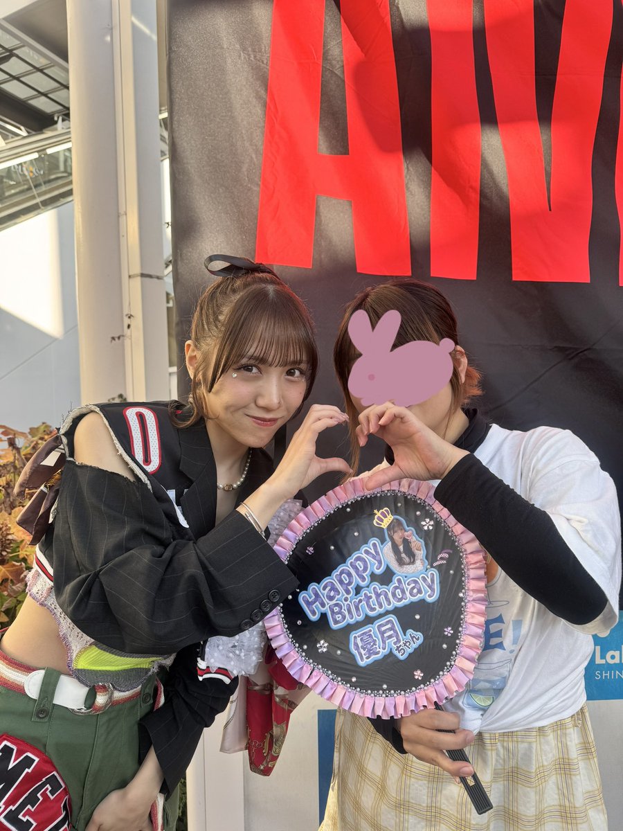 nanampool's tweet photo. 特典会で、しっかり推し活な娘。
カラキャンの時にうちわ見つけてくれて、ファンサしてくれてたのは私の勘違いじゃなかった事実を知って心臓バクバク、ポーズ何にするか記憶飛んで感情忙しかった〜
またうちわ作ってね！って言われたから、
可愛いの考えなきゃ♡
#市川優月 #小島はな #鈴木萌花 #愛来 https://t.co/13HGVTjUOc