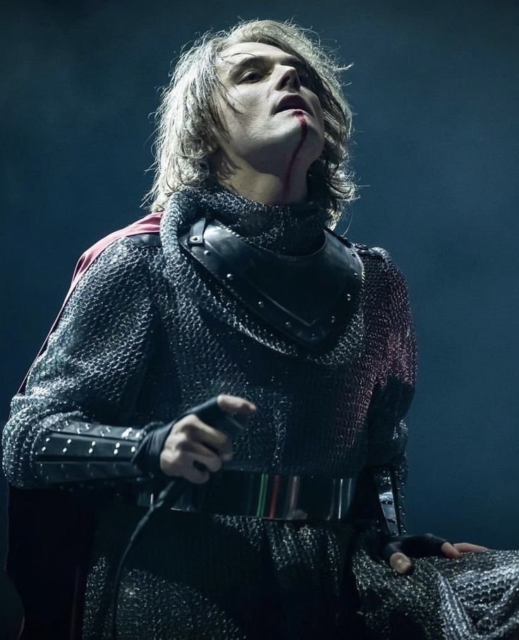 ghostamanita's tweet image. on this day three years ago, gerard way came out on stage during corona capital in mexico city dressed up as joan of arc.