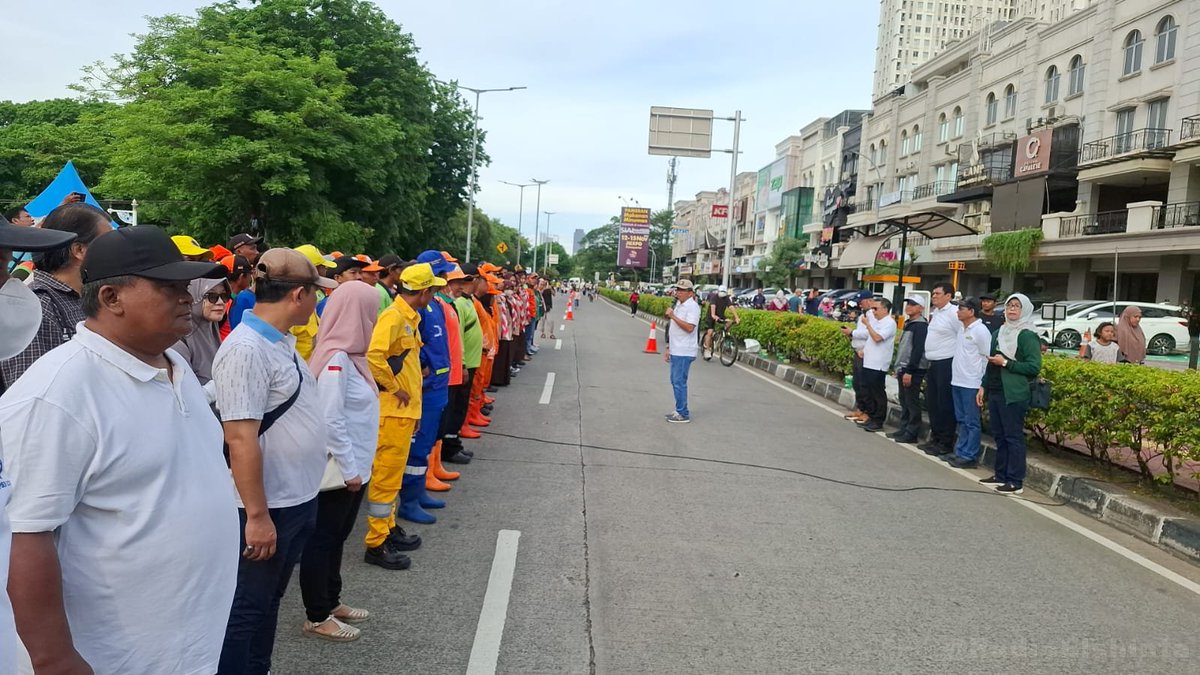 RadioElshinta's tweet photo. HBKB (Hari Bebas Kendaraan Bermotor) di Jl Danau Sunter Agung Utara, Tg Priok, Jakarta Utara, memberikan edukasi agar warga selalu menjaga kebersihan dan mengurangi emisi udara agar selaku bersih dan biru, Minggu (16/11) pagi. 📸Mes

#HBKB #MengurangiEmisi #Weekend #Kebersihin https://t.co/6R4iHhS3Kw