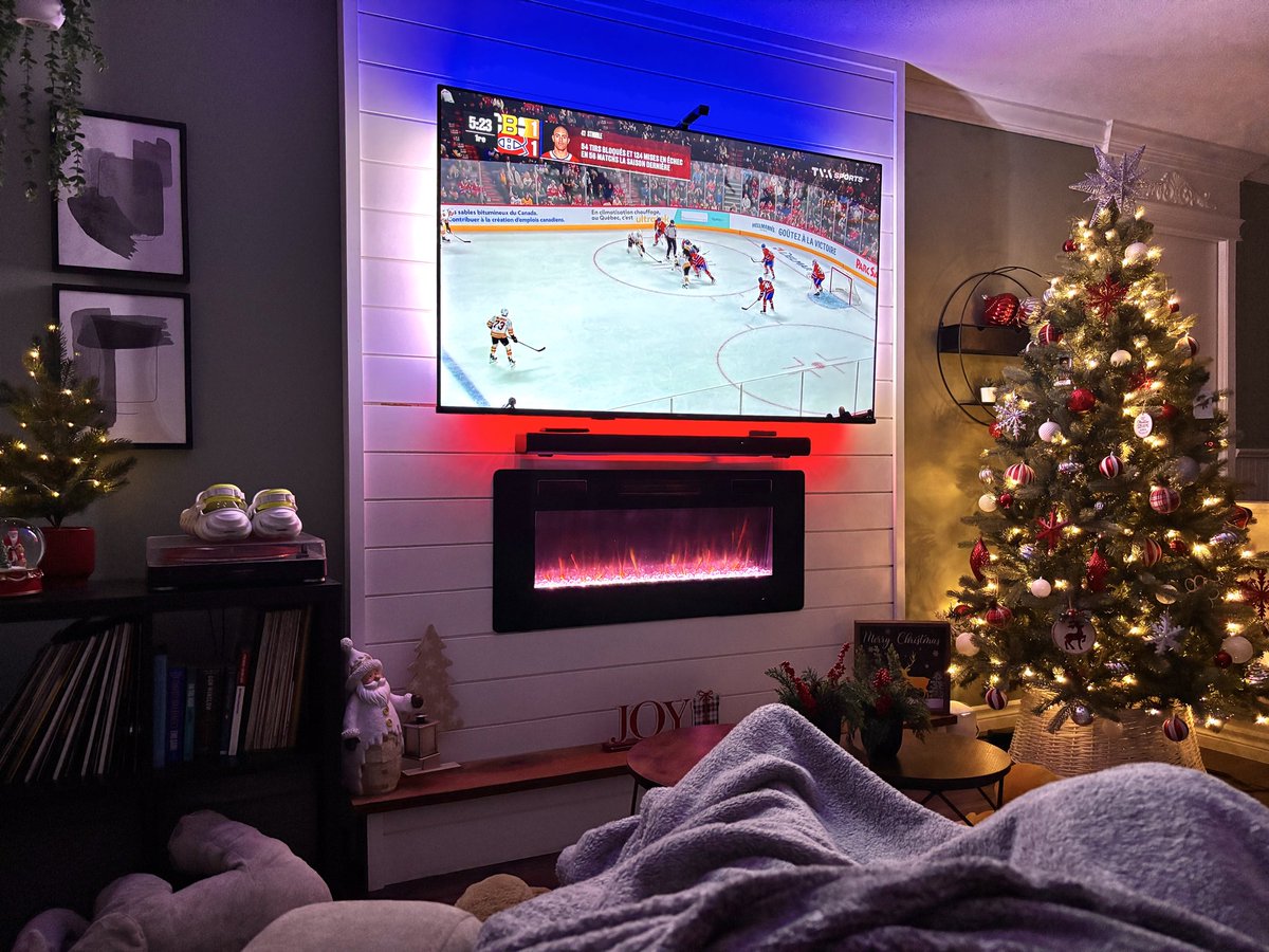 alemiredesigns's tweet image. Nothing beats Saturday night hockey #gohabsgo