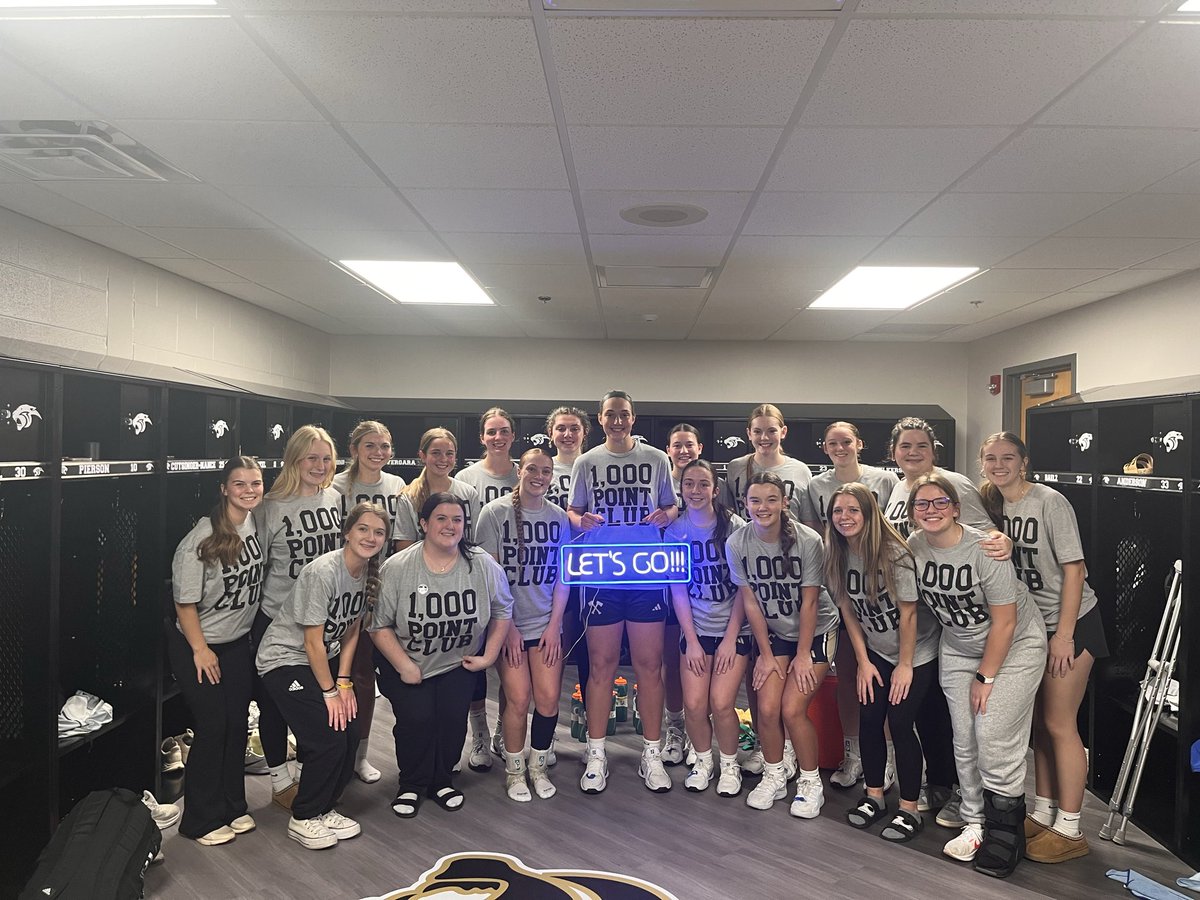 WashHatchetsWBB's tweet photo. 👀👀👀Katie Reed has had a week! She joins the 1,000th point tonight against Castle! Congrats Katie! 👏👏🏀 https://t.co/mb4AsFHdtE