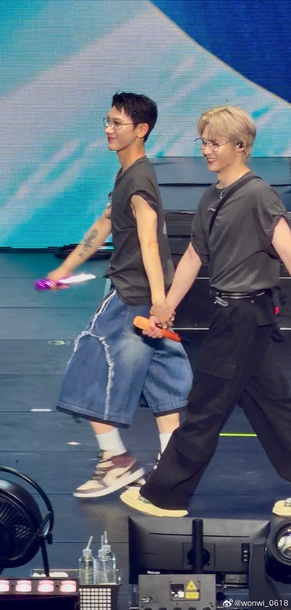doiekunkun's tweet photo. HAND IN HAND 🥹🥹🥹

CR: wonwi_0618 https://t.co/1Y430vfycX