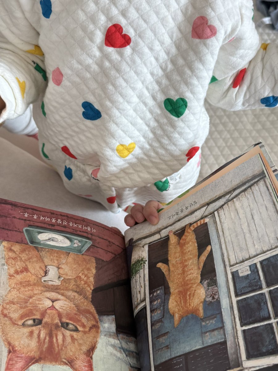 with_mgrk's tweet image. 랑이 책 읽어 달라는 아기