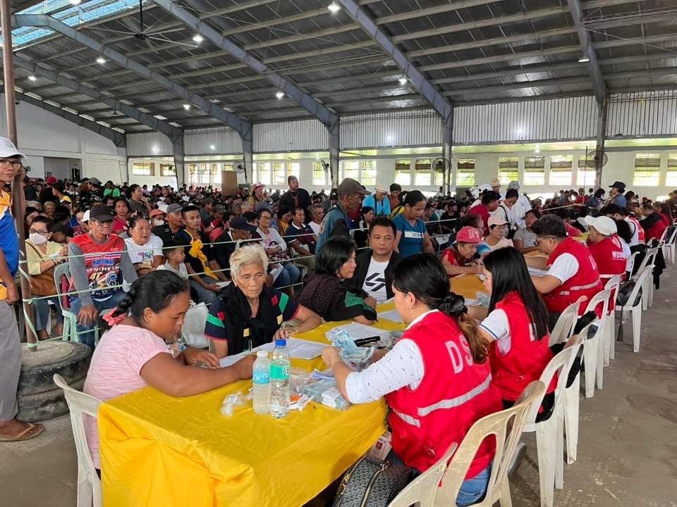 dswdserves's tweet photo. Munting Tulong ng DSWD, Malaking Ginhawa Para sa mga Nasalanta ng #RamilPH
Matinding pinsala ang iniwan ng Bagyong #RamilPH sa Western Visayas at hanggang ngayon ay bakas pa rin ang pangamba sa ilang pamilyang nasalanta. Sa kabila nito, patuloy na nakaagapay ang DSWD Field Office (FO) 6 - Western Visayas para matulungan ang ating mga kababayan na muling maramdaman ang katiyakan at pag-asa.
Sa pamamagitan ng emergency cash transfer (ECT) program ng DSWD, nabigyan nitong Sabado (Nobyembre 15) ng tig-Php5,000 ang 5,351 target beneficiaries sa Pontevedra, Capiz na naitala na may mga partially-damaged houses. Ang munting tulong na ito ay magsisilbing dagdag suporta para maayos at mabuo muli ang bahagi ng kanilang bahay na nasira.
Makakaasa ang ating mga kababayan na kahit ilang bagyo ang dumaan, hindi sila nakakalimutan ng DSWD — patuloy na aabot, tutulong at sasama sa pagbangon ng bawat pamilya, alinsunod sa direktiba ni Pangulong Ferdinand R. Marcos Jr.
@rex_gatchalian
#BawatBuhayMahalagaSaDSWD ❤️