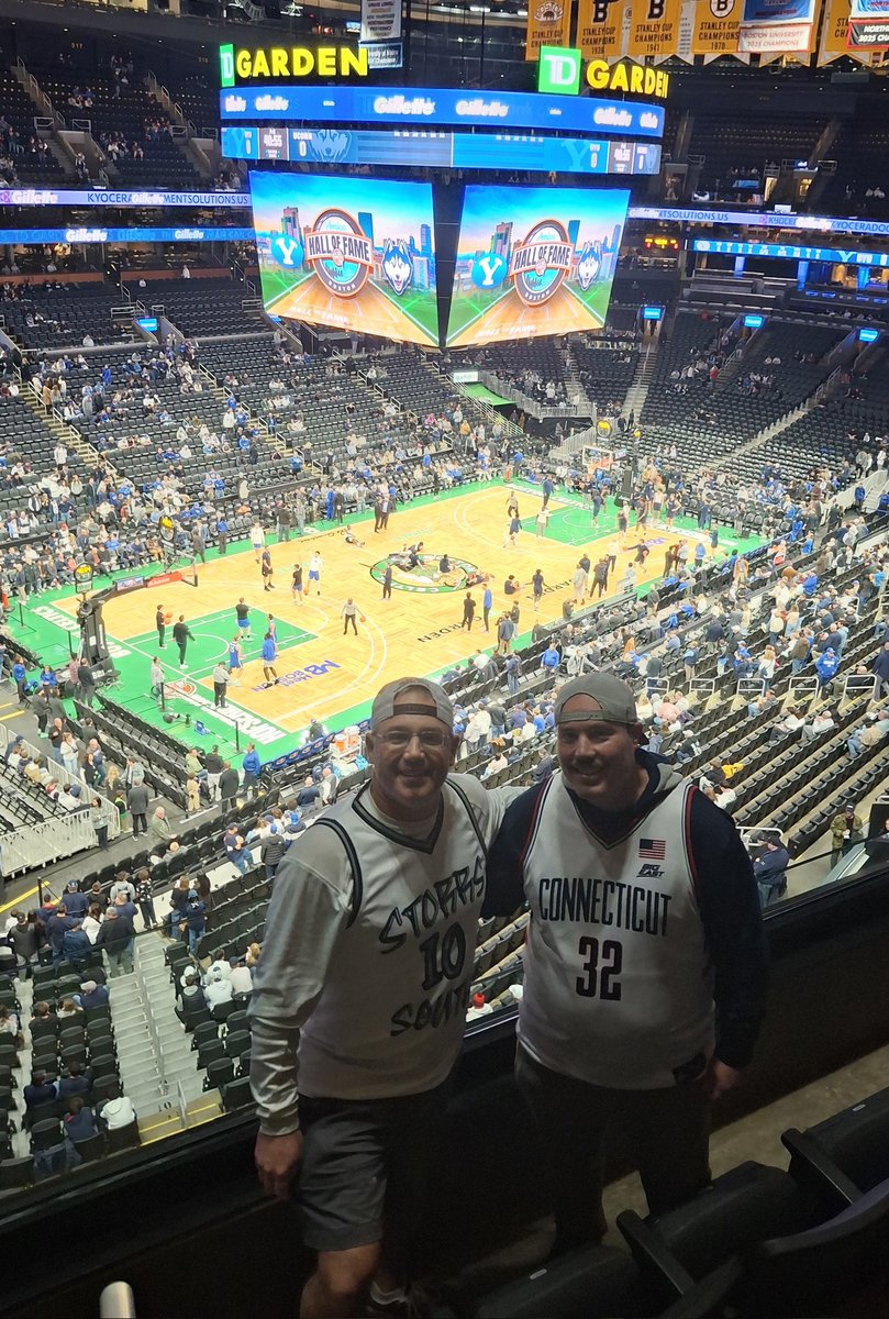 MarcjzHARTFORD's tweet image. #UConnRoadWarrior anyone? @UConnHuskies @UConnFootball @UConnMBB @UConnMHOC #BlockC #Cardiacs #IceBus @KSOB9188 🏒 🏈 🏀