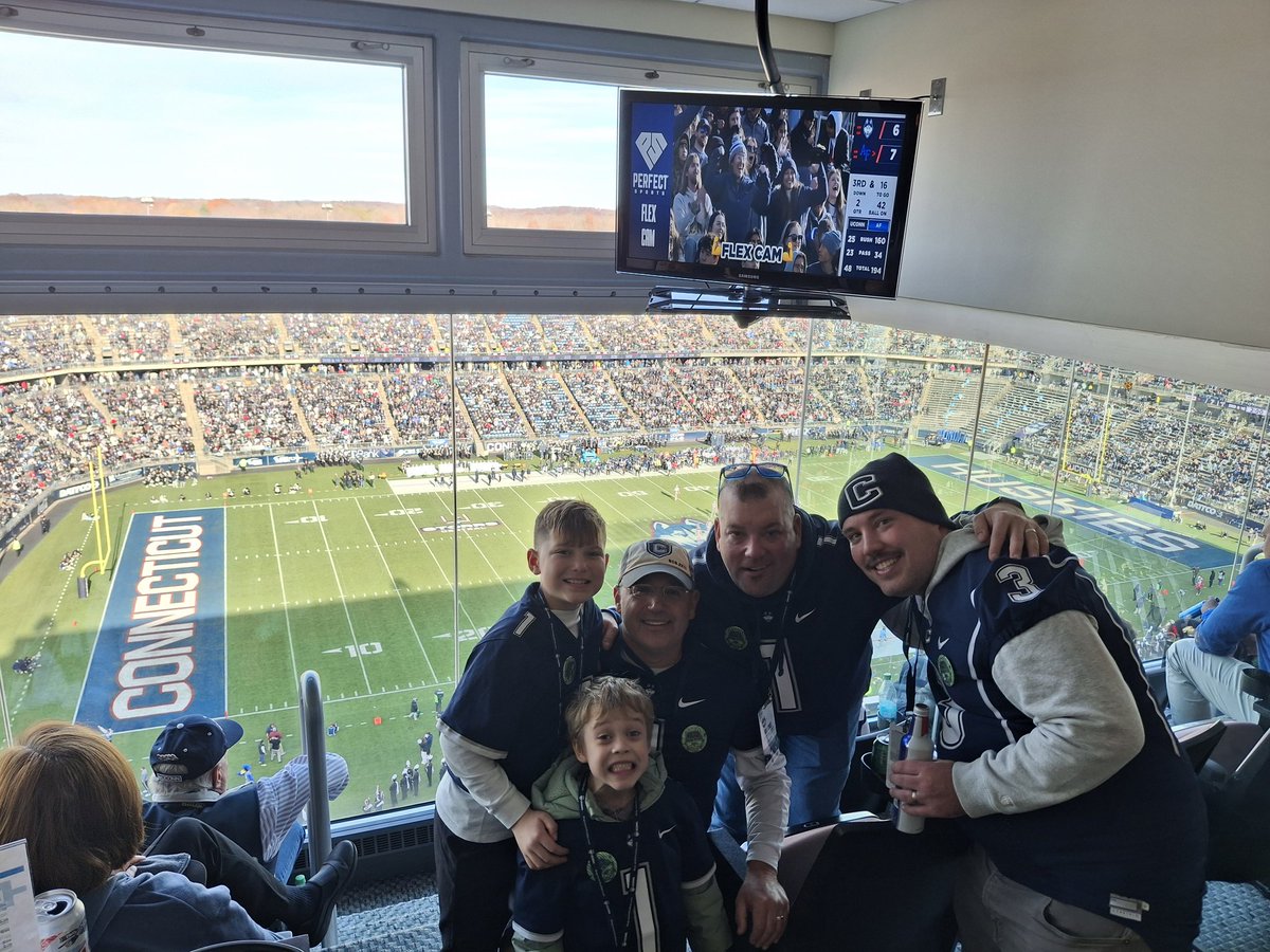 MarcjzHARTFORD's tweet image. #UConnRoadWarrior anyone? @UConnHuskies @UConnFootball @UConnMBB @UConnMHOC #BlockC #Cardiacs #IceBus @KSOB9188 🏒 🏈 🏀