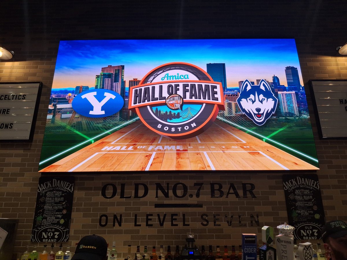 MarcjzHARTFORD's tweet image. #UConnRoadWarrior anyone? @UConnHuskies @UConnFootball @UConnMBB @UConnMHOC #BlockC #Cardiacs #IceBus @KSOB9188 🏒 🏈 🏀