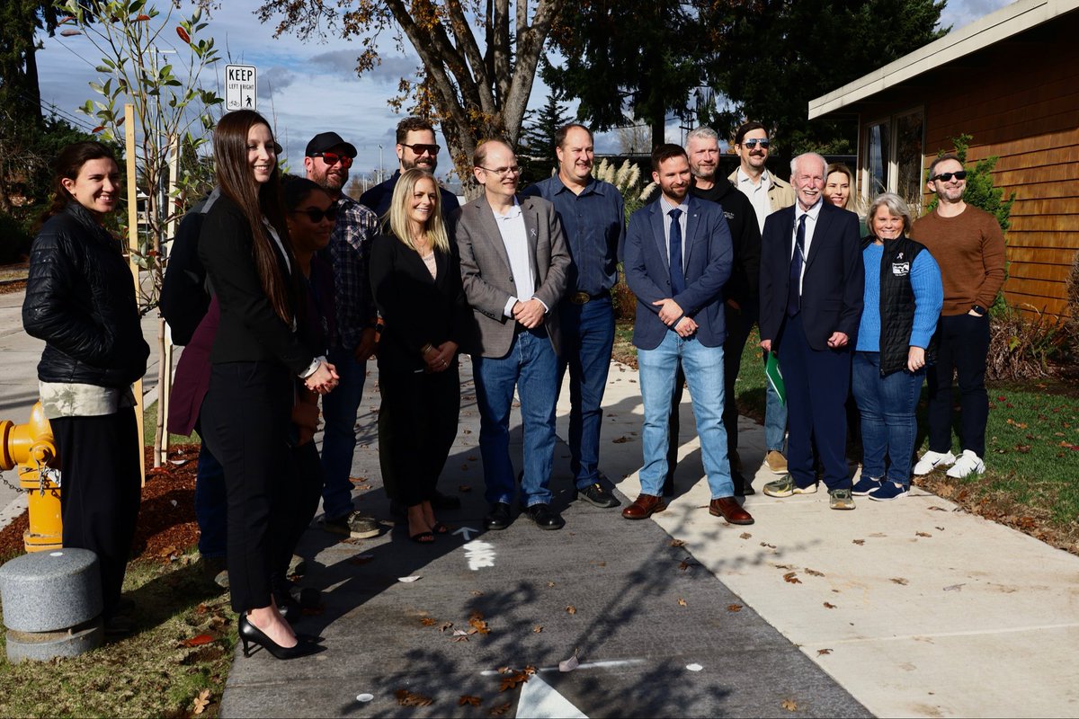 SeanVanGordon's tweet image. Mill Street is one of the oldest streets in Springfield, and today we celebrated rebuilding it from the ground up. New road, updated utilities, better lighting, and a promise kept. Proud of our community and everyone who made it happen. #SpringfieldOR #MillSt