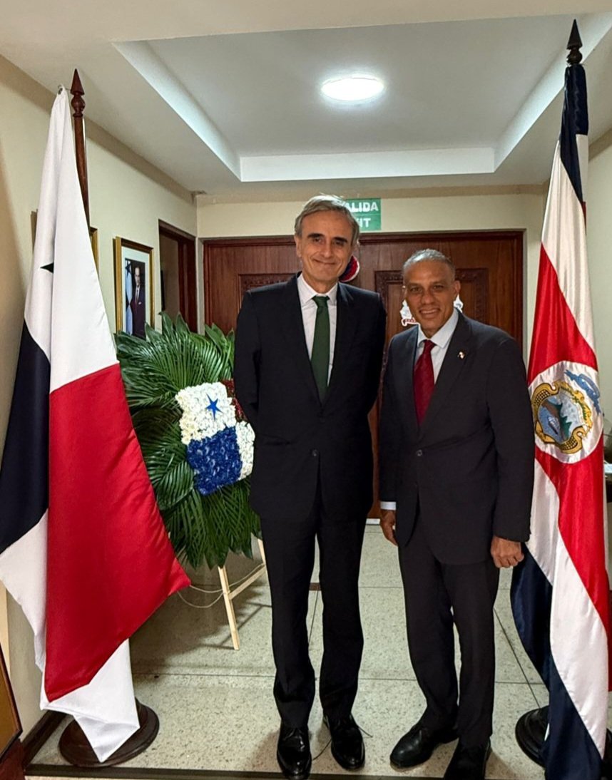 El Embajador se entrevistó con el Embajador de Panamá, Pacífico Manuel Escalona, con quien conversó sobre las relaciones entre ambos paises y sus respectivas tareas como enviados en Costa Rica <a href="/embpanamacri/">Embajada de Panamá en Costa Rica</a>