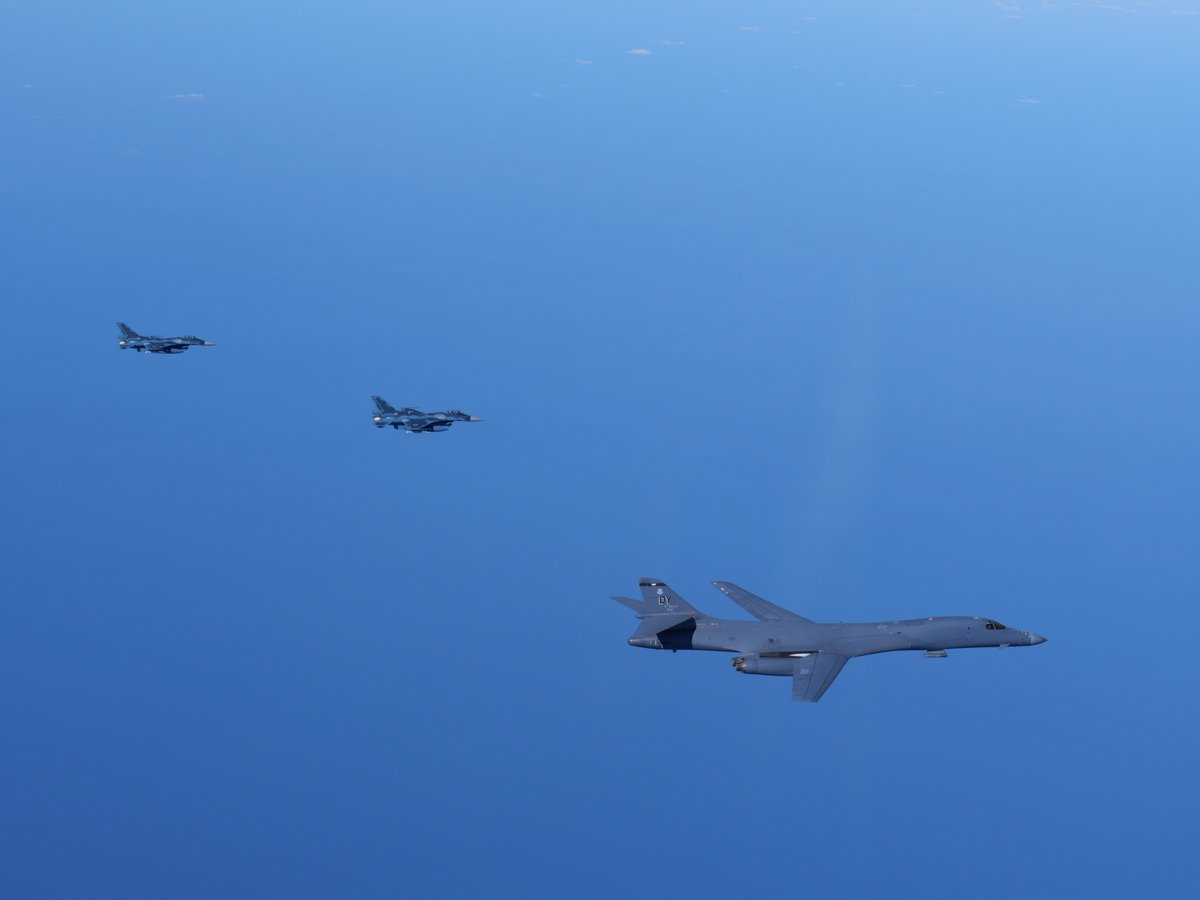 我が国を取り巻く安全保障環境がより一層厳しさを増す中、自衛隊と米軍は、#日米共同訓練 を実施しました。本訓練を通じて、力による一方的な現状変更を起こさせな いとの日米の強い意思及び自衛隊と米軍の即応態勢を確認し、#日米同盟 の抑止力・対処力を一層強化しました。