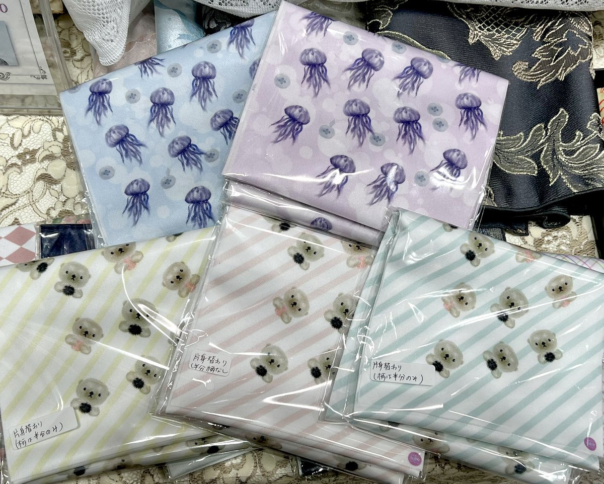 kotobuki_111's tweet photo. デザフェス2日目始まりました！
昨日完売したラッコとクラゲの半衿それぞれ追加いたしました🦦🪼

あづまやさん @otohato_adumaya 
R-34 のクラゲのベレー帽とコラボコーデおすすめです！

#デザフェス62
🗼東京ビッグサイト
 🌹11/15-16
10:00-18:00
🌹南館4階R-32 https://t.co/xlcv0ZV0By