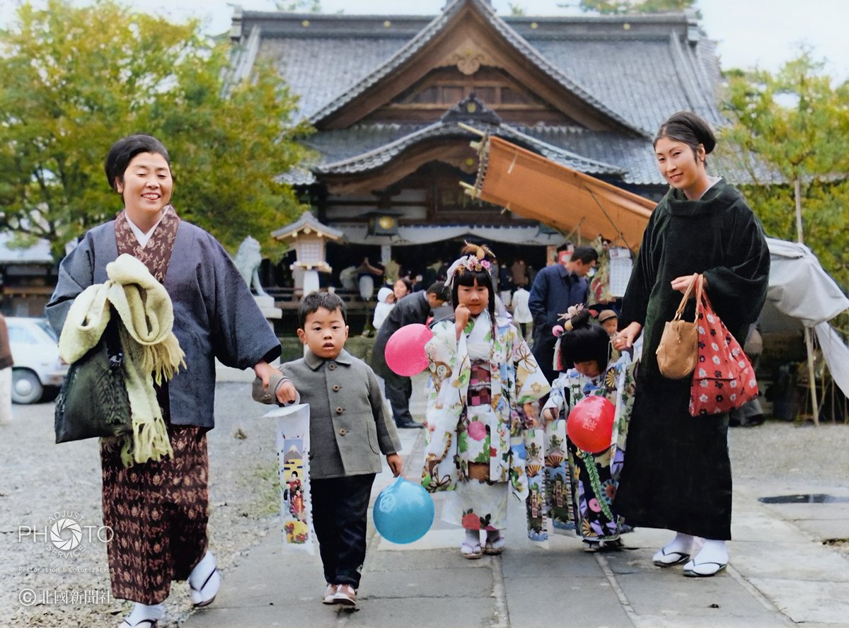 MikiAdjust's tweet image. 北國新聞2025年11月15日付夕刊連載「カラーでよみがえる、ふるさと」より（カラー化写真）。
1970（昭和45）年11月15日、金沢市の尾山神社にて。
晴れ着姿でにぎわう七五三参り。
#colorization　#精密カラー化