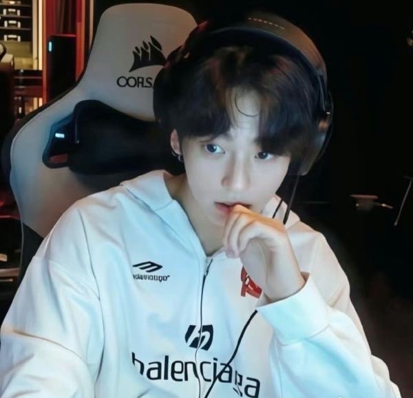 객관적으로 잘생긴 남자 얼굴로 어떻게 콩순이를 할 수 있는지 이해가 안 되네 나의 유구한 의문이다