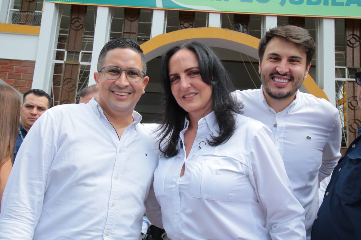 La leona <a href="/MariaFdaCabal/">María Fernanda Cabal</a> el leoncito <a href="/SoyMiguelPintoR/">Miguel Angel Pinto Rueda</a>  y la manada, listos para defender el país y llevar el mensaje a cada rincón de #Santander 

#YOPINTOBIEN👍
#SOYCABAL 
#SANTANDERPINTABIENCONCABAL