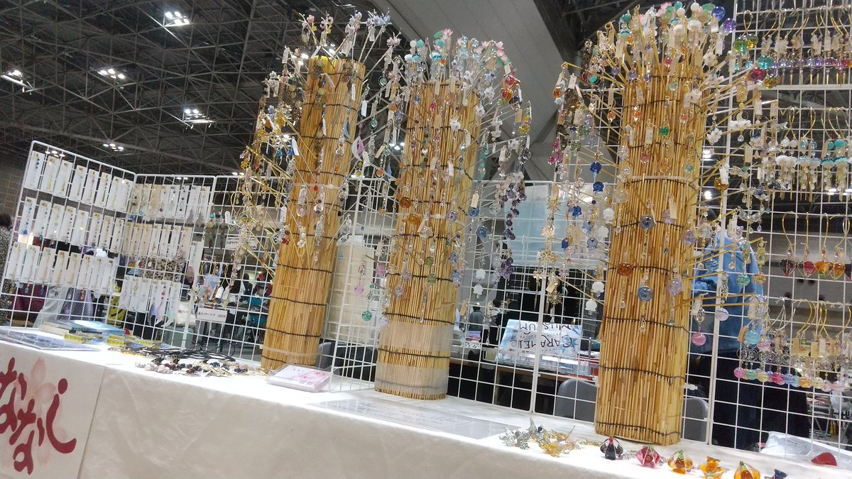 本日、東京ビッグサイトで開催の #arteVarie に出展します。
#デザフェス も出展のため、こちらとても見易いディスプレイになってます。
こちらのみにある作品もあります。
今日は二次創作のメガネ拭きやマステ等もあります。
そんなこんなで、東5ホールX02(東4寄り)にてお待ちしてます！