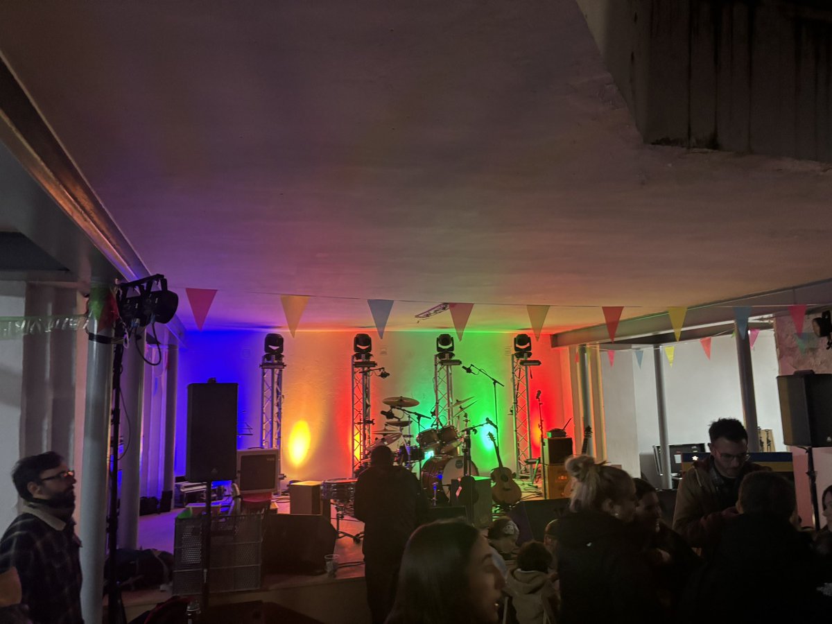 16N | Día del Orgullo Rural 🌾
“Mucha gente pequeña, en lugares pequeños, haciendo cosas pequeñas… puede cambiar el mundo.”

Hoy celebramos la suerte de poder vivir, trabajar y sostener la vida en nuestros pueblos.

¡Feliz #DíaDelOrgulloRural! 💚🏡