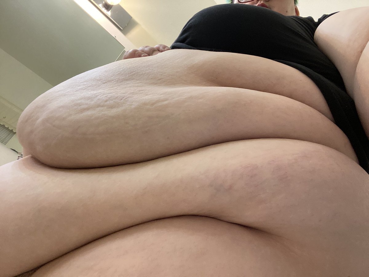 BodWobble69's tweet image. Felt large in this pic, might eat an insane amount of calories and get even fatter later~