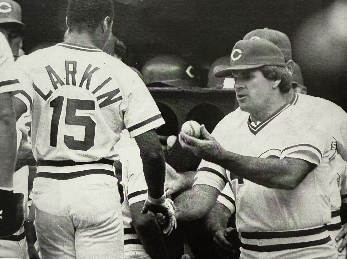 Pete08240063716's tweet image. Manager Pete Rose gives Barry Larkin the baseball from his first major league hit, Aug. 15, 1986.