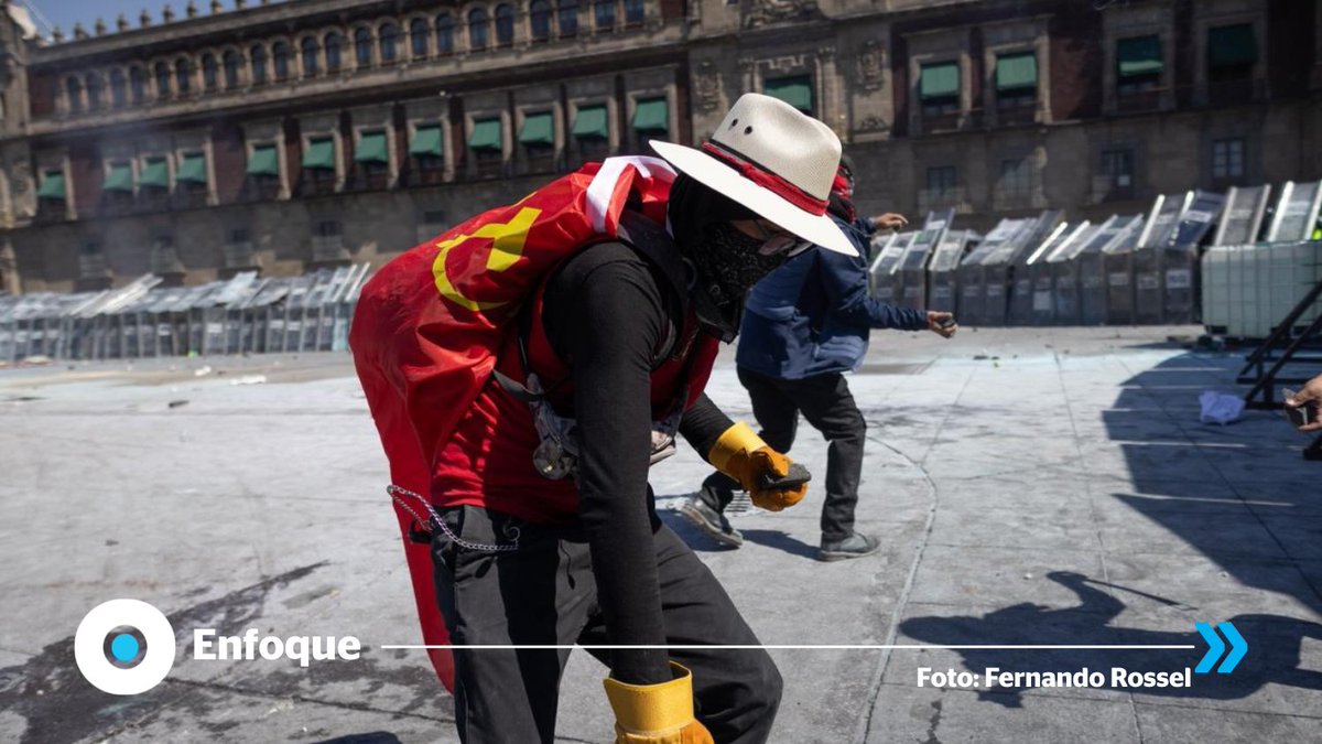 Reporte_Indigo's tweet photo. Durante la marcha de la “Generación Z” en la CDMX, manifestantes encapuchados derribaron vallas metálicas frente a Palacio Nacional mientras policías respondían con gases y extintores. El enfrentamiento dejó al menos una docena de heridos entre civiles y policías. https://t.co/xwARefRArs