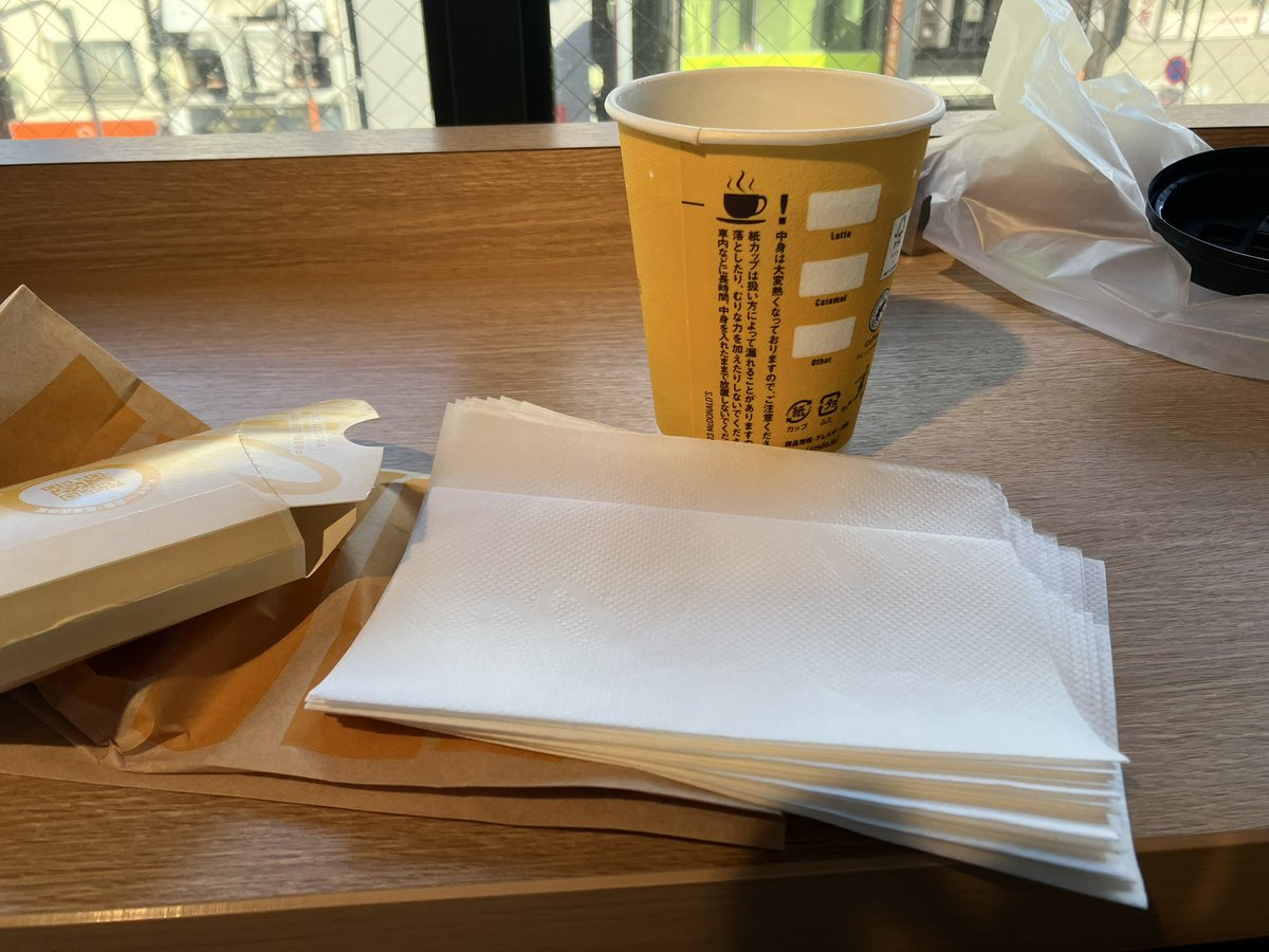 1__Limited's tweet image. #マクダーナル
パイとコーヒー一つで、ペーパータオル14枚もらえた🙌🏻 最高記録です！