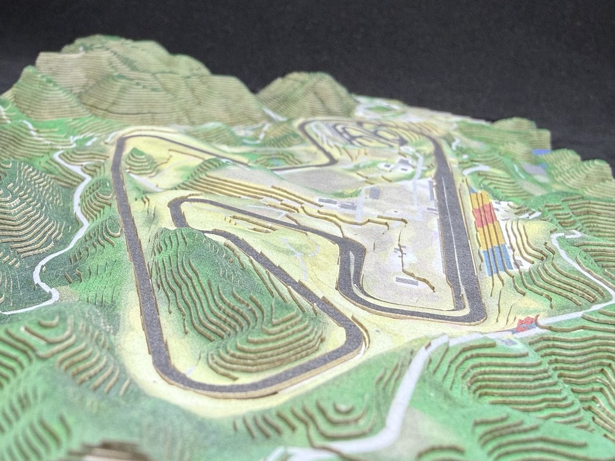 レイヤードランドスケープキット #スポーツランドSUGO 完成‼️
サーキット周辺の地形も含め、高低差がよく分かります😃
そして、サーキットのコースが浮かんで見える感じ👀
楽しいです♪皆様も是非作ってみては😄
追加画像も見てください
#ランドスケープ作ってみた 
#Recipro 
#やまつみ