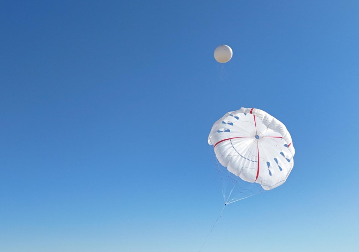 PulseTechverse's tweet image. بزرگترین بادبادک هوابرد 5,000 متر مربعی جهان با موفقیت آزمایش‌های پرواز را در شمال چین پایان داد. این بادبادک به عنوان بخشی از تجهیزات اصلی برای تولید انرژی بادی در ارتفاعات بالای 300 متر و از طریق کابل‌هایی که به آن متصل هستند، یک ژنراتور زمینی را برای تولید برق به حرکت درآورد.