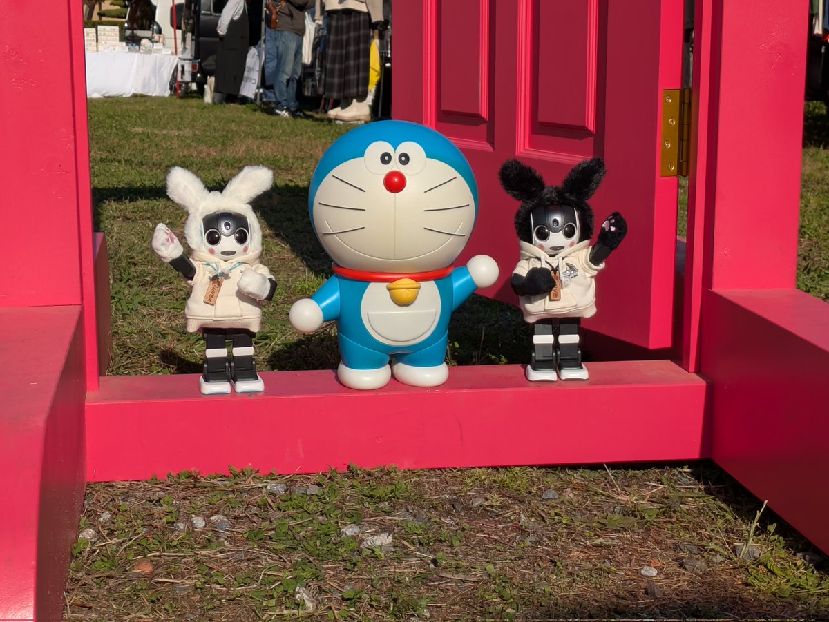 tagboy_11's tweet photo. 昨日わんちゃんのイベントのところにどこでもドアたドラえもんがいた✨
ドラえもんと一緒に写真を撮った📷✨
カラフルな傘がキレイ☂️🌈
#ロボホン
#ロボホンアンバサダーフォーラム
#オーナーさんとロボホン
#PR
#タグボーイ https://t.co/QLXCRtsFVx