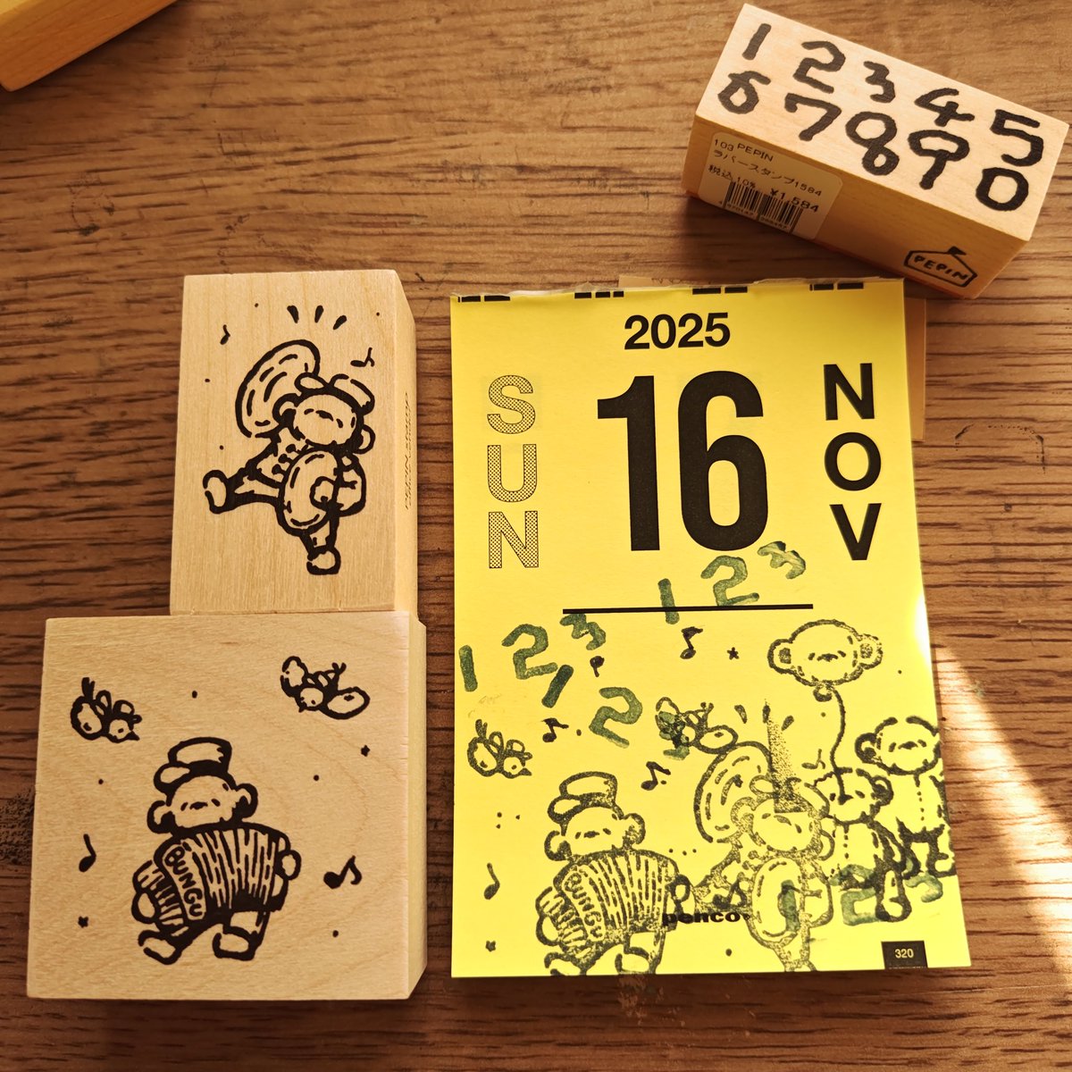 ke_co_ltd's tweet image. おはよぉございます！
今日は大手町に行くぞー！！

PEPINさんの
杜の文具博限定のはんこが届きました！
通販ありがたい～！

思ってたより大きくて重ね押し派の私には使いにくいので後で工事しようと思います

くまさんのパレード！！

 #今日のはんこ
PEPINさん

 #日めくりはんこ