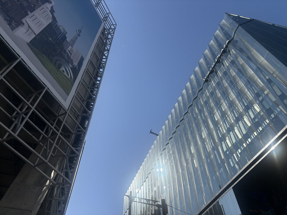 umu_designInc's tweet image. 洗車も終え🚗茶道日和🍵
今月から炉です。

昨年から放置していた
iPhoneのフィルムも貼り替え、
新品同様の画面で気持ちも一新。
今月は酉の市もありますね

#umudesignInc.
#丗SOU
#世SOU