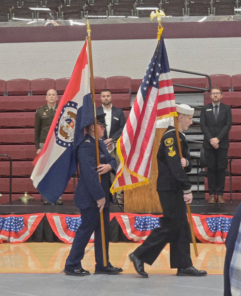 mocapnews's tweet image. Missouri Wing&apos;s Lake Ozark Regional Composite Squadron would like to thank Cadet 2nd Lt. Nathan Groll for supporting the color guard at his school, School of the Osage, in Osage Beach, in honor of Veteran&apos;s Day. #civilairpatrol #CAPcadet