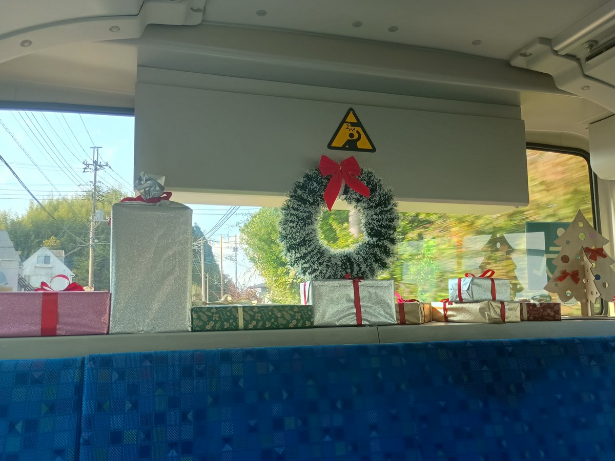 Naritakuko_RET's tweet image. 「多古本線」に久々に乗りました。
嬉しいことに、先日11/9に約50人と装飾したクリスマス
デコレーション車両でした。

来年2026年は多古線（旧県営鉄道）全線開通100周年。
JRバス関東 成田空港支店様と様々なイベントを計画しています。
x.com/Naritakuko_RET…
#多古町 #JRバス関東 #クリスマス