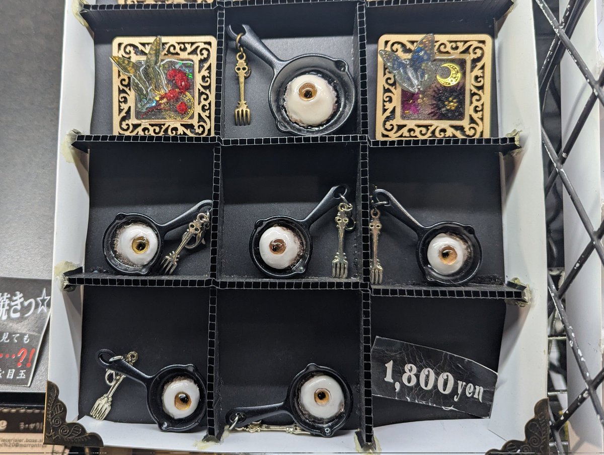 MarronTree's tweet image. 2日目の　#デザフェス62 
開場しております♪

目玉焼きの大きいのはあと一つとなりました( ˃ ▵ ˂ )՞՞

骸骨に囚われた目玉の王様の中には、星雲写真を虹彩にしたものも

ワイヤーラップ薔薇フィニッシュのペンダントトップ･･｡)ﾉ♡｡.

西館4階 K-212でお待ちしております♪