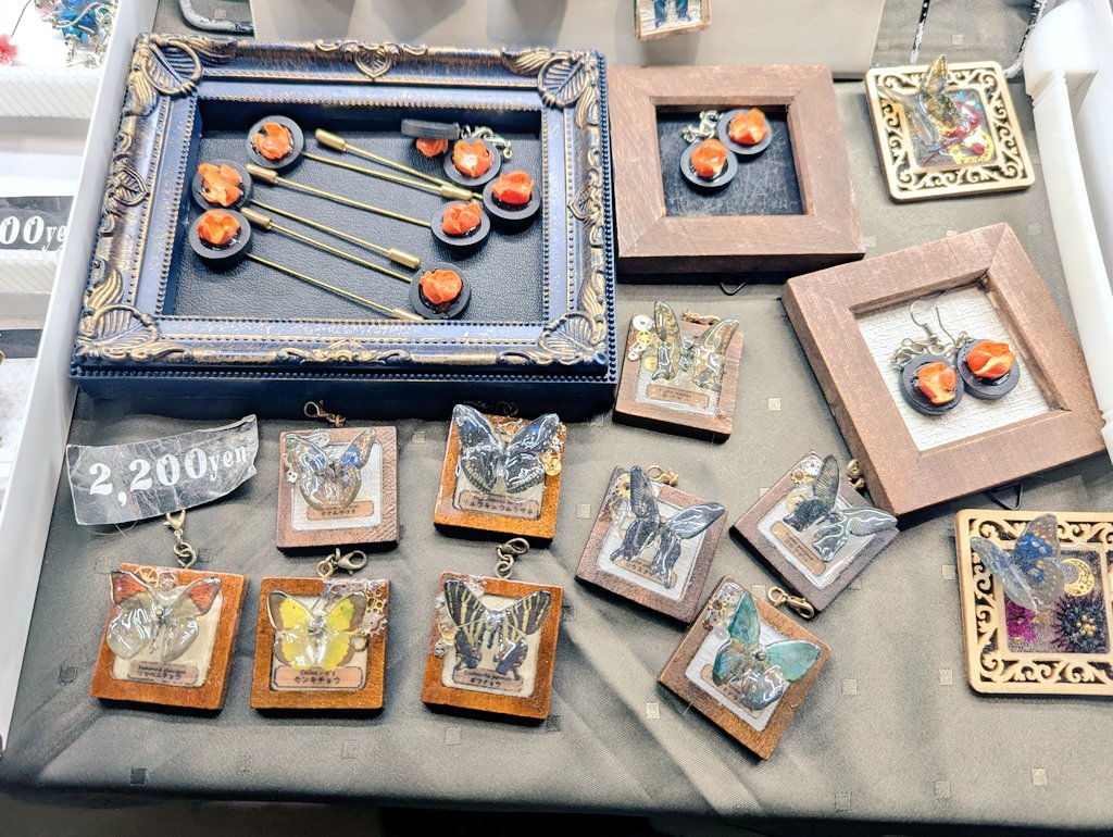 2日目の　#デザフェス62 
開場しております♪

目玉焼きの大きいのはあと一つとなりました( ˃ ▵ ˂ )՞՞

骸骨に囚われた目玉の王様の中には、星雲写真を虹彩にしたものも

ワイヤーラップ薔薇フィニッシュのペンダントトップ･･｡)ﾉ♡｡.

西館4階 K-212でお待ちしております♪