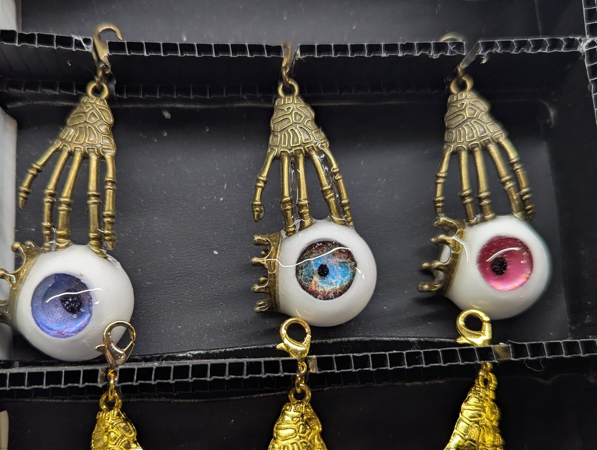 MarronTree's tweet image. 2日目の　#デザフェス62 
開場しております♪

目玉焼きの大きいのはあと一つとなりました( ˃ ▵ ˂ )՞՞

骸骨に囚われた目玉の王様の中には、星雲写真を虹彩にしたものも

ワイヤーラップ薔薇フィニッシュのペンダントトップ･･｡)ﾉ♡｡.

西館4階 K-212でお待ちしております♪