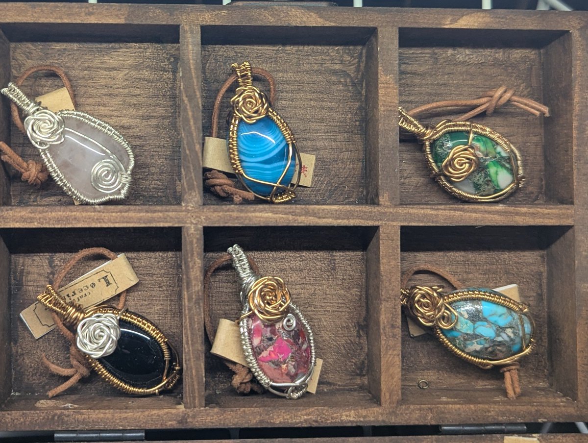 MarronTree's tweet image. 2日目の　#デザフェス62 
開場しております♪

目玉焼きの大きいのはあと一つとなりました( ˃ ▵ ˂ )՞՞

骸骨に囚われた目玉の王様の中には、星雲写真を虹彩にしたものも

ワイヤーラップ薔薇フィニッシュのペンダントトップ･･｡)ﾉ♡｡.

西館4階 K-212でお待ちしております♪